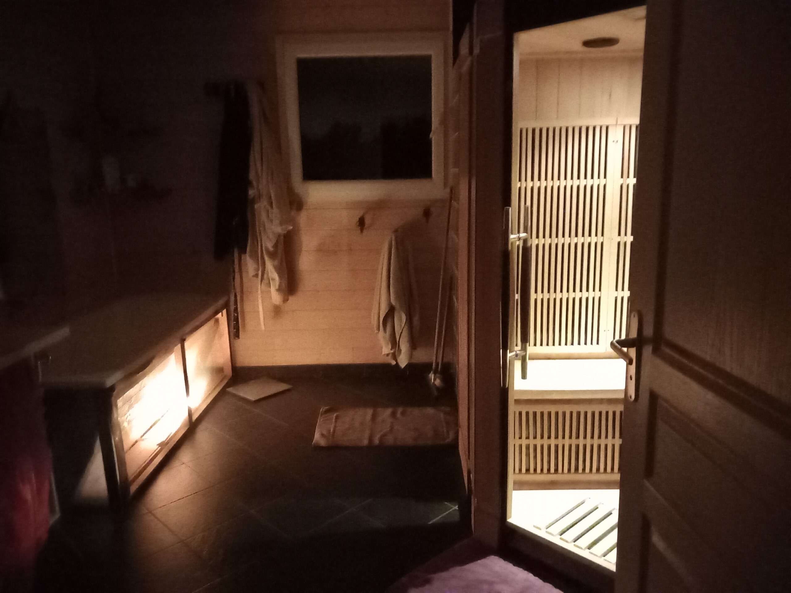 20250423_235211 VitaLife Energie - Rituel sauna Stress, douleurs, vitalité Renforcement, détente et lâcher prise merveilleusement apaisants et régénérateurs. Temps d’échange, intention Plantes médicinales Purification corps et esprit, détox, ancrage, libérations Cartes Méditation, chants, tambour Chromothérapie